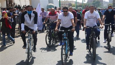 وزير الرياضة ومحافظ أسيوط يشاركان في ماراثون للدراجات