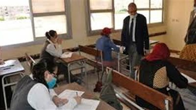 طلاب الدبلومات الفنية يؤدون الامتحان في سابع أيام الدور الثاني