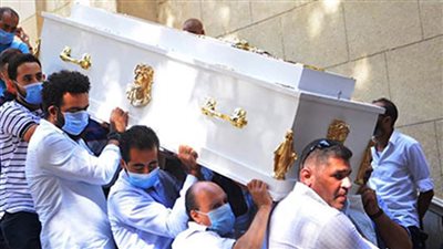 جثمان الفنان المنتصر بالله يواري الثري بمقابر الأسرة بالقاهرة