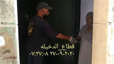 عامل النظافة الأمين يعيد حافظة نقود لسيدة بمنزلها