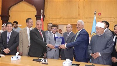 جامعة الأزهر تكرم 