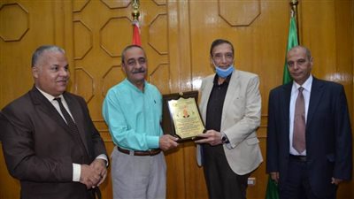 محافظ الإسماعيلية يناقش تفعيل الأساليب التكنولوجية في التعليم بالمدارس