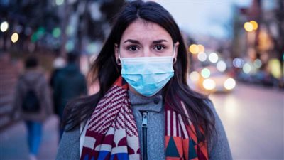 ارتداء الكمامة يؤدي إلى التهاب الحلق.. اعرف السبب