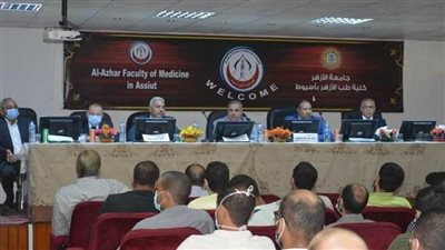 المحرصاوي يعقد لقاءً مفتوحًا مع أطباء الامتياز بكلية طب الأزهر بأسيوط