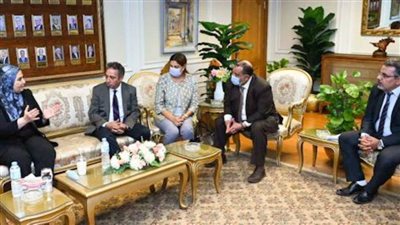 وزيرة التضامن ومحافظ أسيوط يجتمعان برجال الأعمال