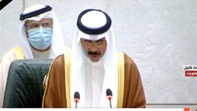 أمير الكويت باكيا عقب آداء اليمين: الشيخ صباح الأحمد كان رمزا شامخا قدم الكثير لوطنه وأمته 