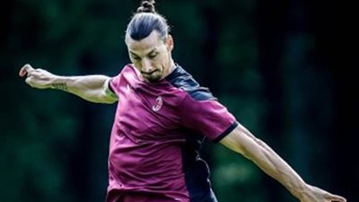 زلاتان إبراهيموفيتش يعلن عن عودته للتدريبات بعد الشفاء من فيروس كورونا