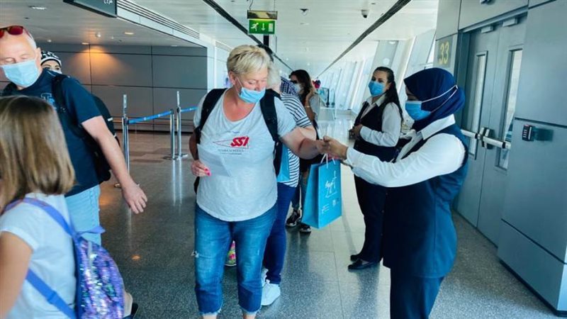 اطقم الضيافة تستقبل