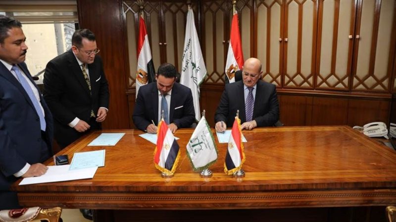 أثناء توقيع بروتوكول