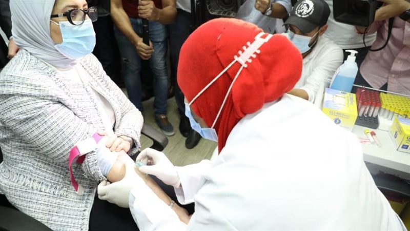 فحص وزيرة الصحة إكلينيكيا