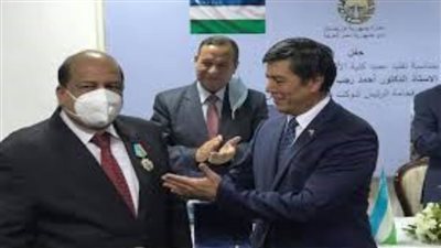 عميد آثار القاهرة يحصل على وسام الصداقة من رئيس أوزبكستان