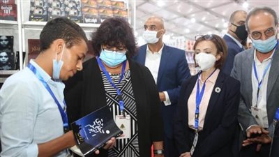 كريم محمد أصغر روائي يهدي وزيرة الثقافة روايته