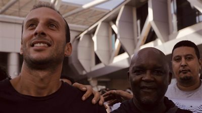 وصول الجنوب أفريقي بيتسو موسيماني المدير الفني الجديد للأهلي وجهازه المعاون