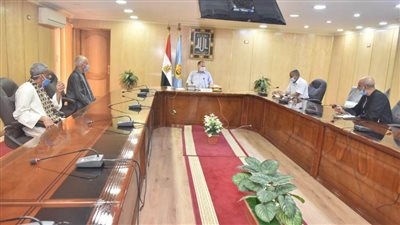 محافظ أسيوط يلتقي أهالي قرية سلام لإنشاء محطة معالجة صرف صحي
