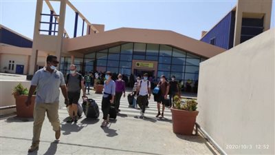 وصول 97 سائحًا فرنسيًّا مطار مرسى علم وسط إجراءات احترازية