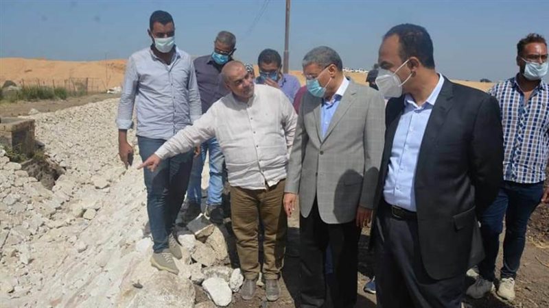 محافظ المنيا أثناء