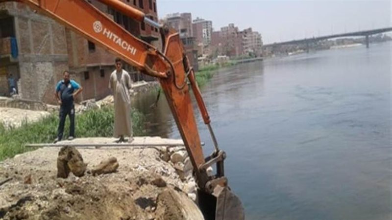 ازالة تعديات من نهر