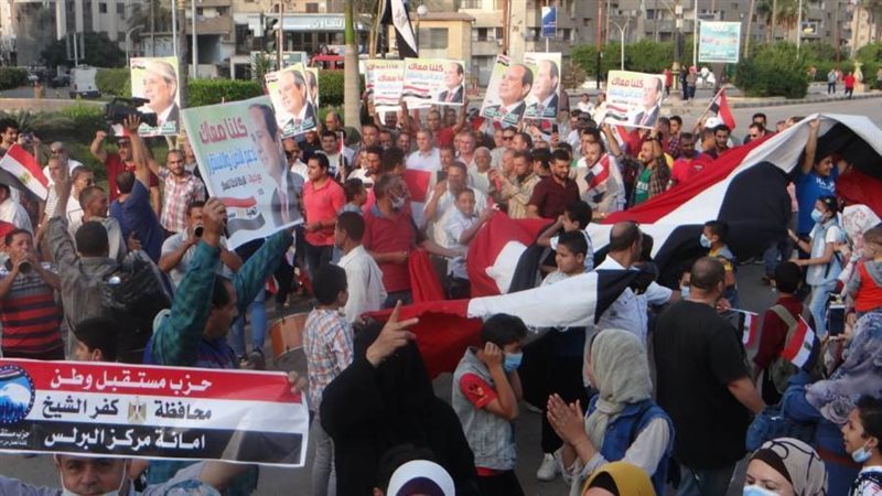 العاملين اثناء الاحتفالية