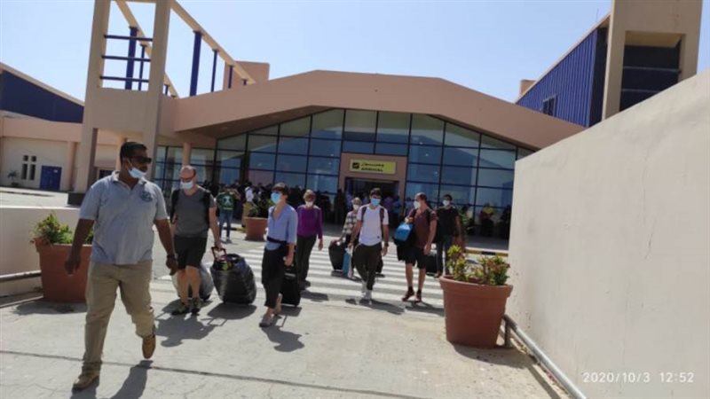 97 سائحا فرنسيا مطار