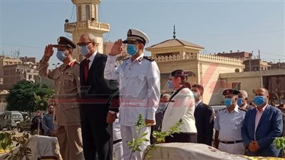 محافظ القليوبية يضع أكاليل الزهور على قبر الجندى المجهول ببنها