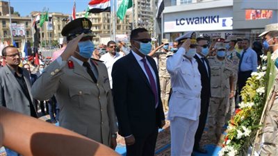 محافظ الدقهلية يضع إكليلًا من الزهور على النصب التذكاري احتفالًا بنصر أكتوبر