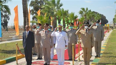   وضع أكليل الزهور على النصب التذكارى لشهداء الجيش بالإسمياعلية