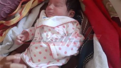 العثور على طفلة حديثة الولادة ملقاة بصندوق سيارة