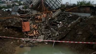 صاروخ ينسف مبني ويخرج الماء من باطن الأرض  (فيديو)