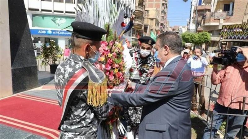 محافظ المنوفية يضع