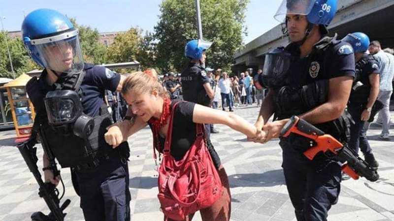 انتهاك الحريات في