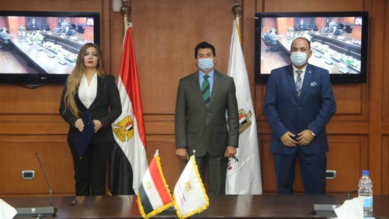 صورة جماعية للوزير