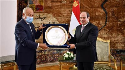 الرئيس السيسي يتسلم 