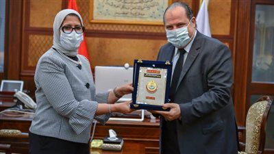 وزيرة الصحة تكرم الفنان خالد الصاوي لمشاركته في الحملة التوعوية لتجارب لقاح فيروس كورونا