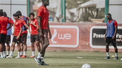 مهاجم الأهلي يجري تدريبات في 