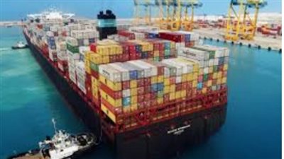 نشاط في حركة العمل وتداول الحاويات بميناء الإسكندرية