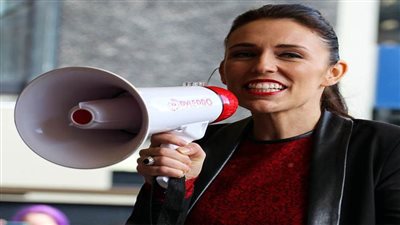 رئيسة وزراء نيوزيلندا تروج لنجاحها في التصدي لجائحة كورونا في حملتها الانتخابية