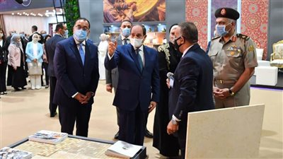 الرئيس السيسي يتعهد بإزالة العقبات أمام الشباب العامل في الحرف اليدوية والتراثية
