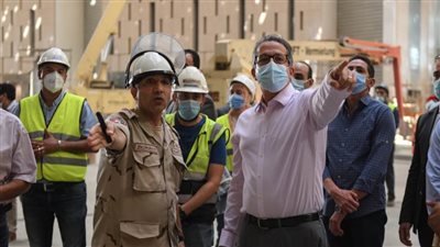 العناني يتفقد المتحف المصري الكبير