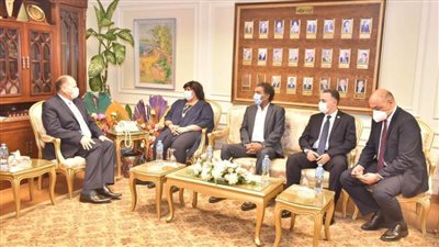    وزيرة الثقافة تشارك شباب أسيوط مبادرتي 