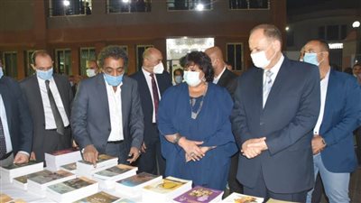 وزيرة الثقافة ومحافظ أسيوط يتفقدان معرض مبادرة صنايعية مصر 