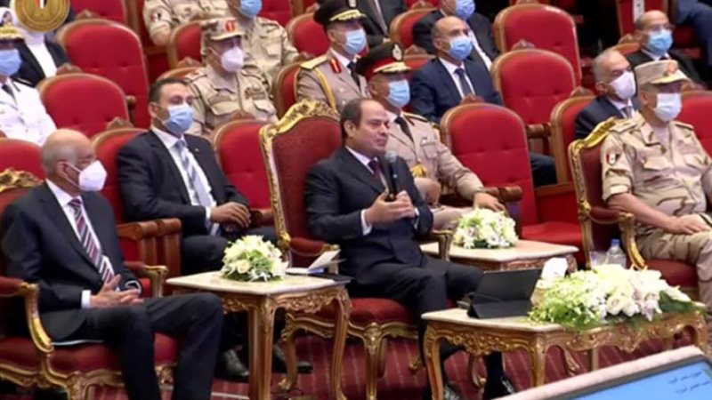 الرئيس السيسي يشاهد