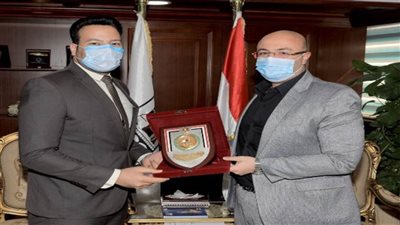 محافظ بني سويف يكرّم مدير  إدارة الأزمات بهيئة الإسعاف