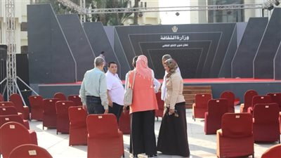 المخرج خالد جلال يتفقد اللمسات الأخيرة لاحتفال نصر أكتوبر بساحة مركز الهناجر