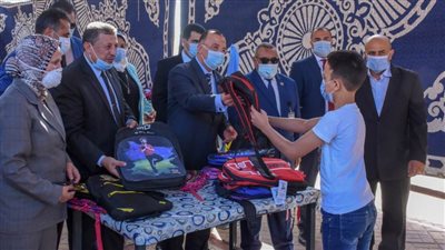 محافظ الإسكندرية يوزع 500 شنطة مدرسية بإدارة شرق