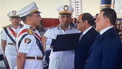 الرئيس السيسي يمنح أوائل خريجي كلية الشرطة نوط الامتياز من الطبقة الثانية