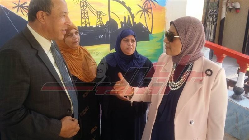 أثناء تفقد المدارس