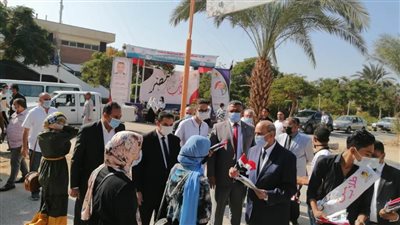 رئيس جامعة المنيا يستقبل الطلاب بـ