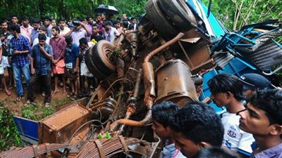 مصرع 10 أشخاص جراء تحطم حافلة وسقوطها في واد عميق بباكستان