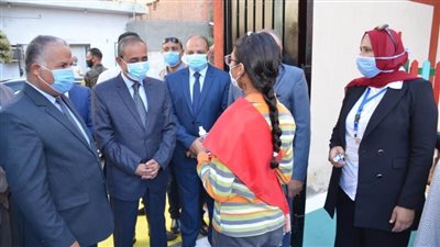 القيادات التنفيذية بالإسماعيلية يشاركون الطلاب طابور الصباح وتحية العلم