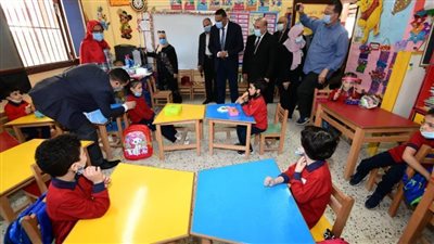 مكافأة مالية لمديرة مدرسة ومُعلمة بالدقهلية بسبب الالتزام